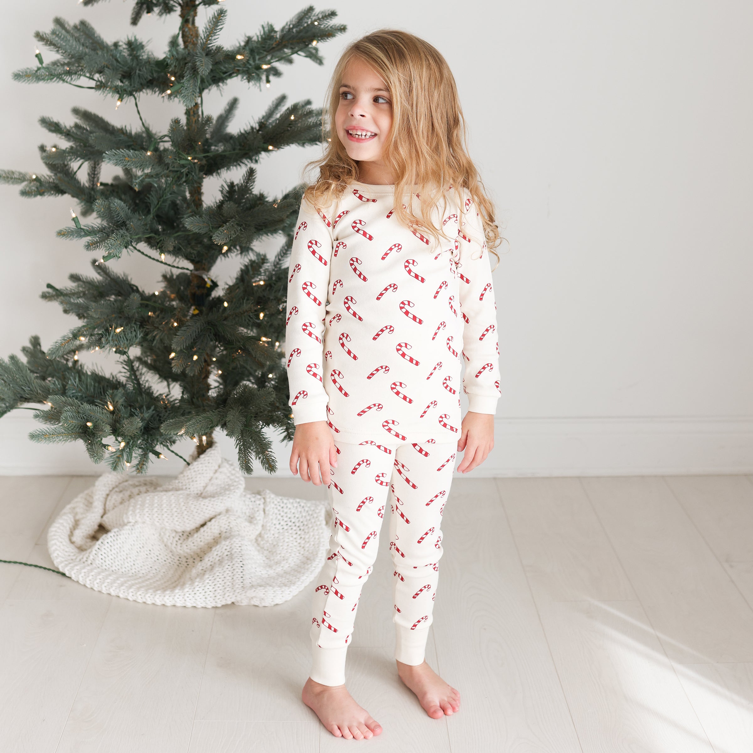 FW23_HOLIDAY_JAMMIES_candycanes_1_42043496-9bb1-4103-8e3b-f7beee0d19a2.jpg